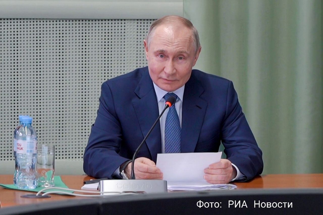Путин: утильсбор – ради автопрома Утилизационный сбор на автомобили – это способ, не нарушая международные требования, поддержать отечественного производителя. Так заявил сегодня президент страны: – Мы по автотранспорту же понимаем это - и вводим определенные меры поддержки. Путин добавил, что относиться к проблеме нужно "очень внимательно, потому что иностранный производитель тоже пользуется субсидированием со стороны своих правительств". И, хотя на первом этапе отечественная продукция может быть дороже, "что же, это период становления, надо поддержать" российских производителей.