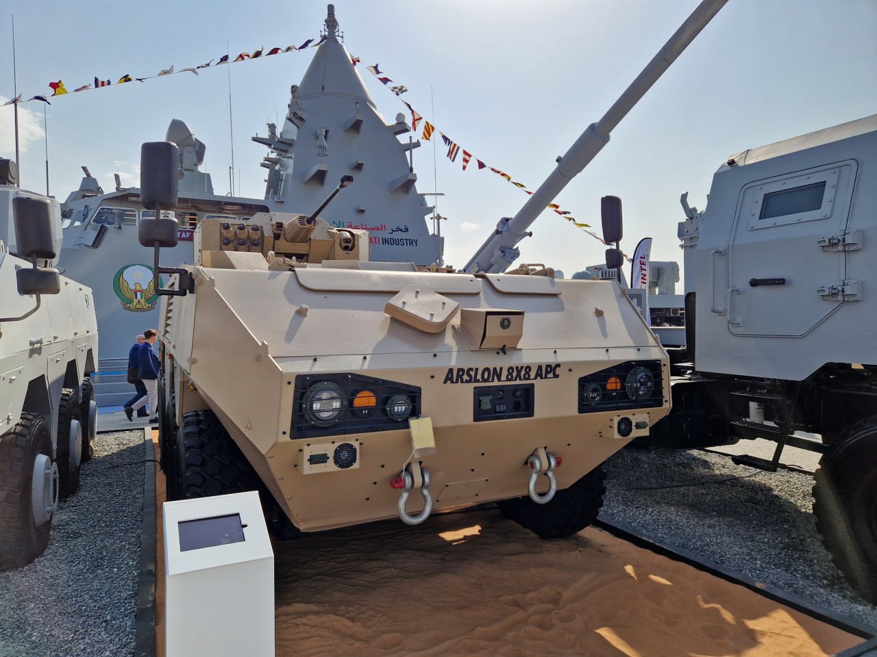 Узбекская экспозиция на IDEX 2025, включающая  БТР «Arslon» в вариантах 6x6 и 8x8. Машины созданы по стандартам НАТО, изготовителем обоих машин является машиностроительное объединение Krantas Group  Ташкент, производит краны, автоцистерны, манипуляторы и прочее . Естественно там немало заимствований из зарубежных решений, но сама концепция правильная – МТО спереди, удобная рампа. Также представлена колесная САУ с механизацией заряжания.  Кто-то мог хоть пару лет назад предположить, что Узбекистан обгонит РФ в сфере боевых колесных машин?  Юрий Котенок