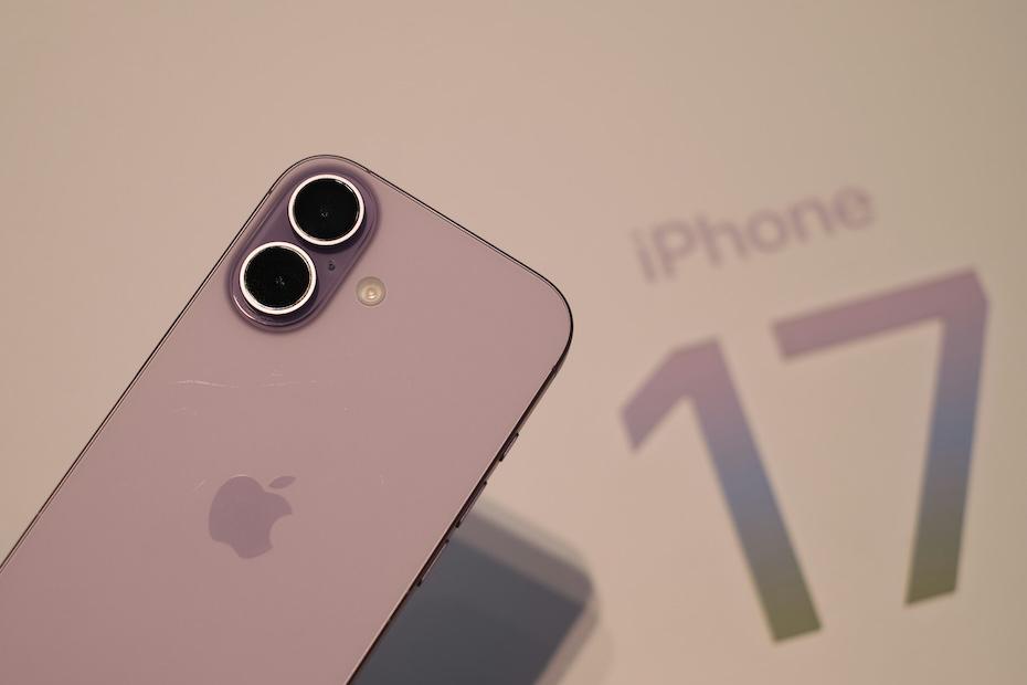 Названа веская причина купить iPhone 17 и не ждать iPhone 18 Речь идет о кнопке управления камерой которая впервые появилась в линейке iPhone 16 О ее полезности до сих пор спорят в соцсетях Как утверждает китайский инсайдер вскоре она будет упрощена и удешевлена В моделях iPhone 16 и iPhone 17 кнопка Camera Control считывает как сенсорные прикоснования так и давление Но в iPhone 18 такого больше не будет Apple уберет сенсор с поверхности кнопки останется лишь датчик давления Ранее в сети были слухи о том что Camera Control вовсе исчезнет из следующих айфонов но теперь становится понятно кнопка никуда не пропадет и будет с нами еще не один год iguides