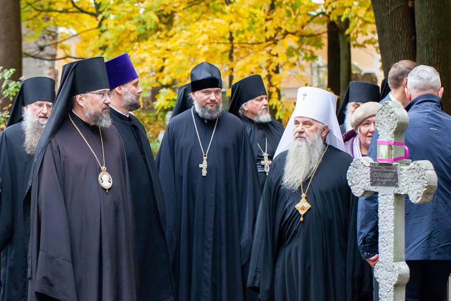 Патриарх Кирилл посетил Никольское кладбище Свято-Троицкой Александро-Невской лавры  Его Святейшество сопровождали священноархимандрит обители митрополит Санкт-Петербургский и Ладожский Варсонофий, наместник монастыря епископ Кронштадтский Вениамин, ректор Санкт-Петербургской Духовной Академии епископ Петергофский Силуан и личный секретарь епископ Раменский Алексий.  Предстоятель возложил венок и совершил литию у могилы своего духовного наставника митрополита Никодима  Ротова . 15 октября исполняется 95 лет со дня его рождения.  Патриарх Кирилл также помолился у могил митрополита Антония  Мельникова , митрополита Иоанна  Снычева  и своего брата протоиерея Николая Гундяева.  Источник: