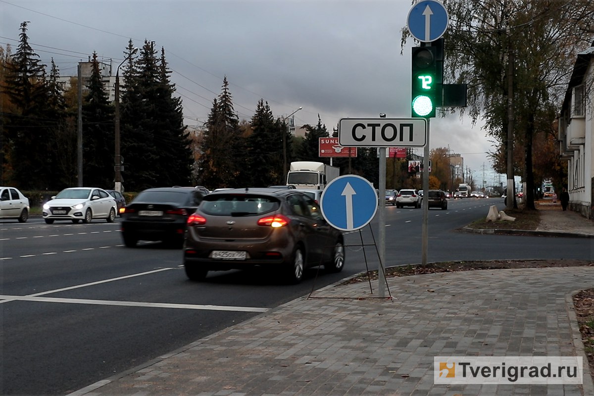Привычка дороже знаков в Твери водители игнорируют новую схему движения на Октябрьском проспекте Почти две недели прошло с момента как на Октябрьском проспекте в Твери на спуске с Волоколамского путепровода поменяли схему организации дорожного движения А изменения которые претерпела на этому участке улично дорожная сеть смело можно назвать глобальными При этом автомобилисты не желают ездить согласно новой схеме организации дорожного движения и массово нарушают ПДД Подпишись на Твериград в MAX