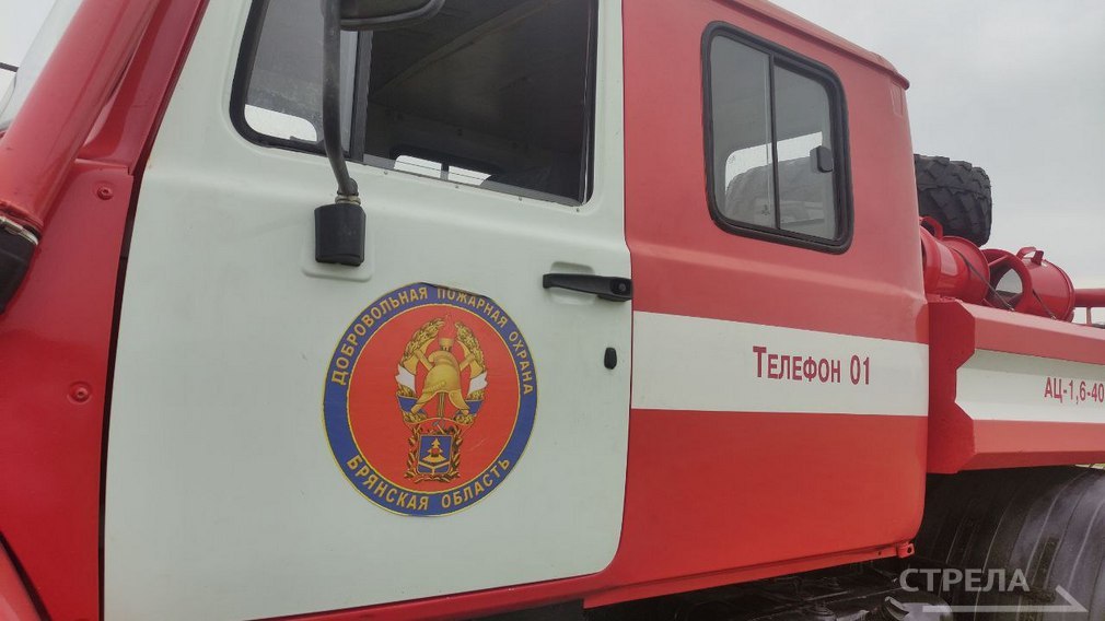 В Брянске загорелась машина возле ТЦ «Свенская Ярмарка», что в Фокинском районе. Пожарные на место происшествия прибыли довольно быстро. Им удалось оперативно справиться с возгоранием. В момент пожара машина была припаркована возле многоэтажки. Что стало причиной возгорания - пока неизвестно. Фото: РИА «Стрела»