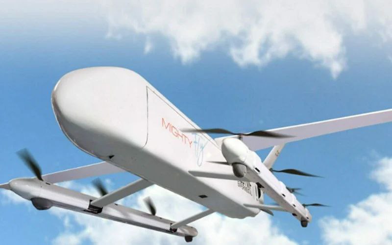 MightyFly запускает доставку медтестов дронами Американский стартап MightyFly заключил пятилетний контракт на 50 млн с крупным поставщиком медицинских услуг Компания будет осуществлять экспресс доставку наборов для диагностики начиная с Калифорнии и с последующим расширением на всю страну Это одно из крупнейших коммерческих соглашений по внедрению грузовых беспилотников в логистику здравоохранения Для доставки используются автономные гибридные eVTOL аппараты Они способны перевозить до 45 кг груза на расстояние до 1600 км со скоростью 240 км ч В отличие от обычных дронов аппараты MightyFly могут доставлять сотни тестов в несколько пунктов назначения за один рейс По заявлению компании новая технология втрое ускоряет доставку и на 70 снижает операционные расходы по сравнению с традиционными сервисами Такой подход также является более экологичным и сокращает выбросы Предусмотрена опция перевозки грузов в холодильных камерах Аэротетраэдр беспилотники