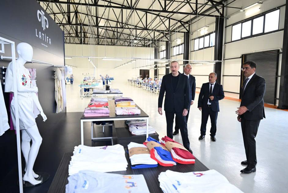 27 мая президент Азербайджана Ильхам Алиев принял участие в открытии лачинской швейной фабрики LATIFA. Генеральный директор ООО «Бакинская служба благоустройства» Буньяд Гасымов проинформировал Ильхама Алиева о фабрике. Ильхам Алиев также принял участие в открытии лачинского филиала обувной фабрики PIRSHAGHI.