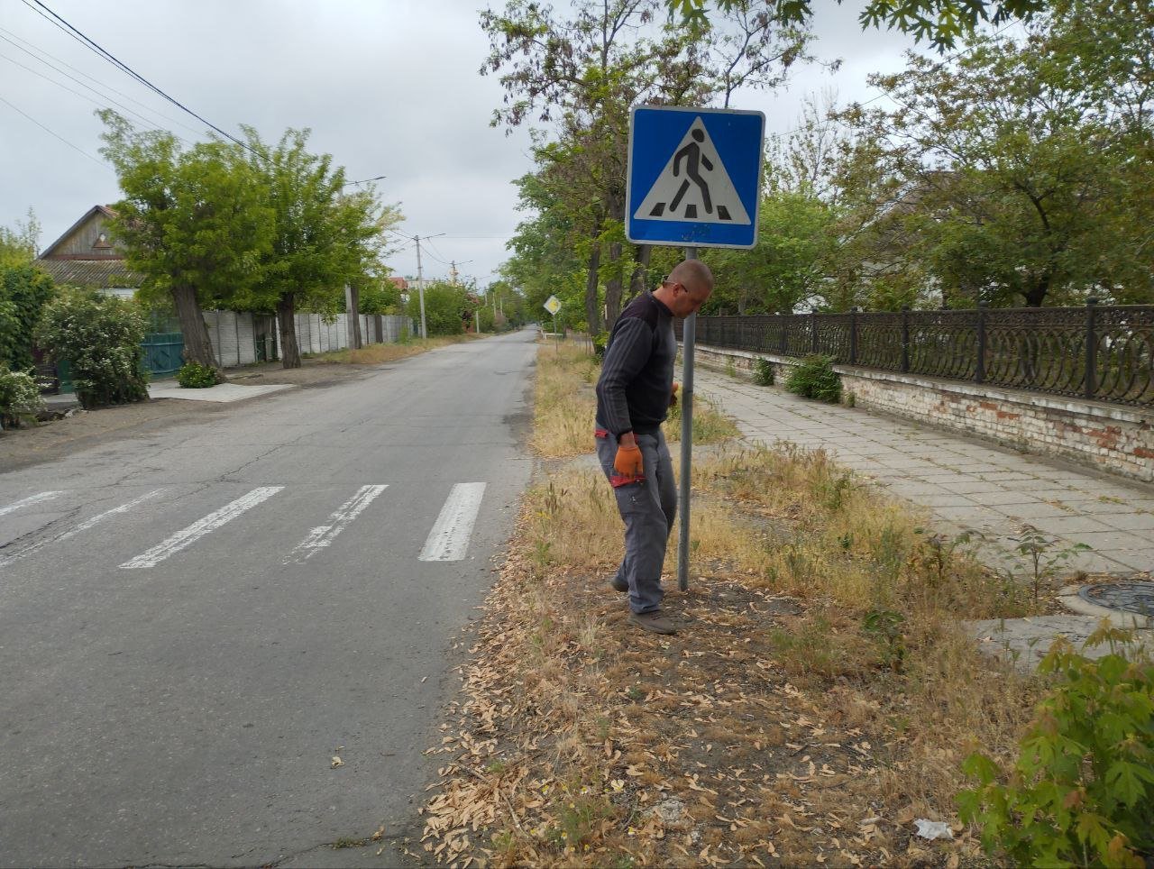 В Новой Каховке работники дорожной службы активно работают над улучшением состояния дорог Регулярно выполняется исправление наклонов дорожных знаков, что является очень важным аспектом в поддержании уровня безопасности на дорогах. Немаловажный фактор – прочистка ливневых колодцев и решеток. Систематическое выполнение этих работ обеспечивает бесперебойный сток дождевой воды. С установлением дождливой погоды особое внимание уделяется состоянию ливневых колодцев и решеток, работоспособность которых позволяет предотвращать аварийные ситуации. Эти работы нацелены на создание безопасного пространства на дорогах города