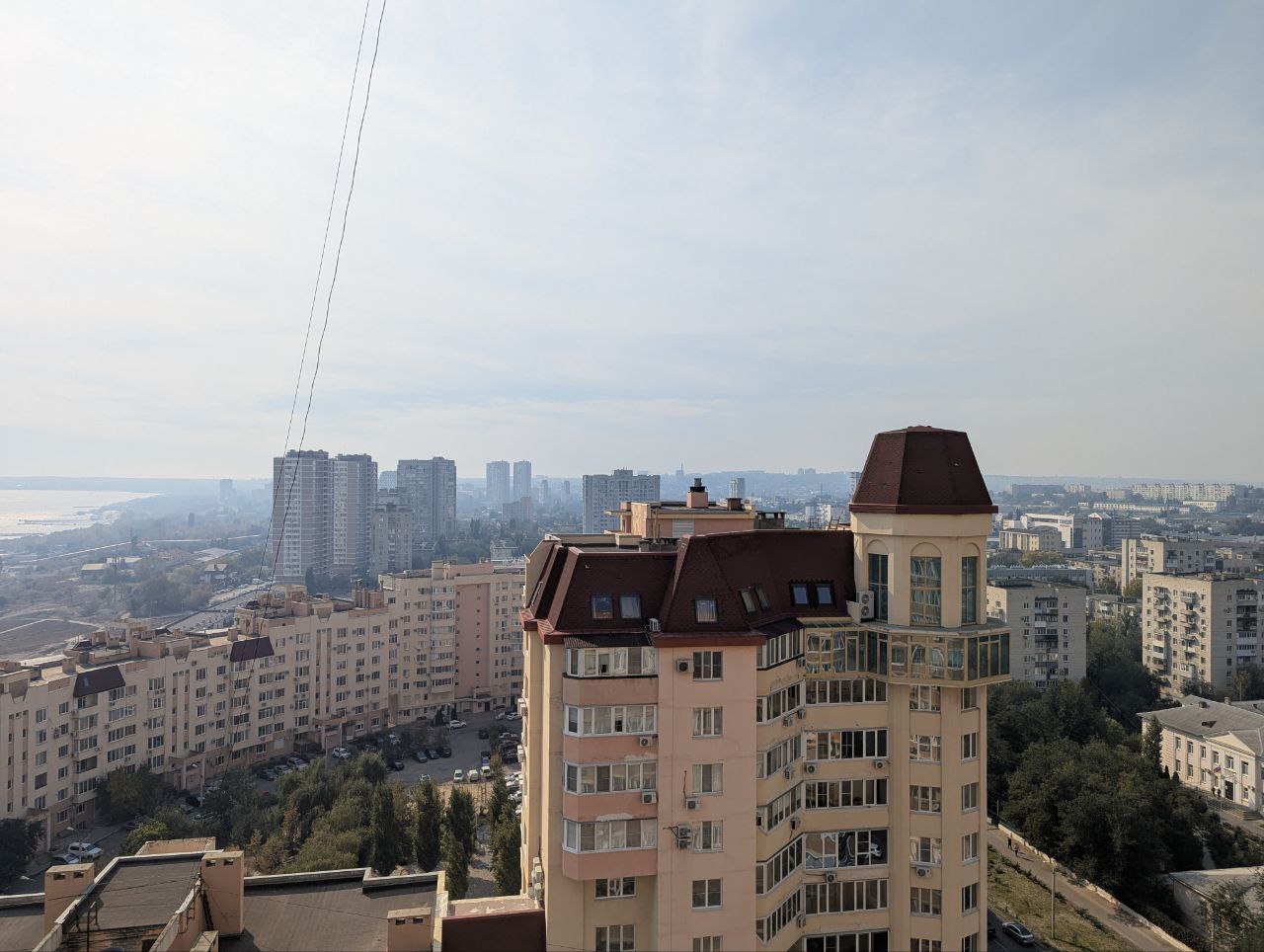 Жители Волгограда жалуются на сильный запах гари в воздухе По словам горожан вонь накрыла город еще ночью и сохраняется до сих пор Что интересно неприятный запах окутал как юг города Красноармейский район так и центр а также север Тракторозаводский район Почувствовали его и жители Дзержинского и Советского районов С чем связан этот запах пока не известно В региональном ГУ МЧС отмечают что никаких пожаров из за которых бы появилась гарь в городе не происходило Действующих пожаров в черте города нет и ночью тоже не было отметили в ведомстве Наш канал в MAX Подписаться