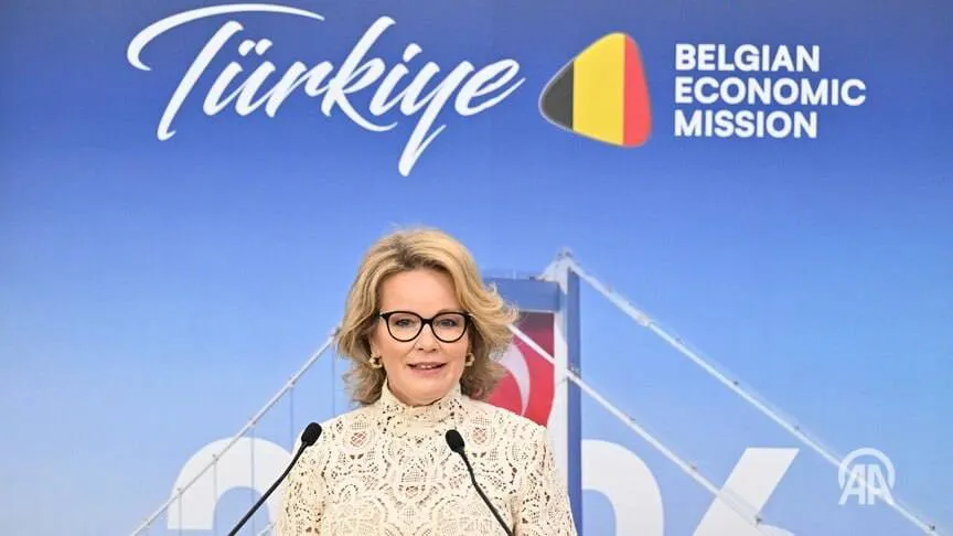 Королева Бельгии Матильда посетившая Турцию в рамках Экономической миссии заявила Когда женщины полностью интегрированы в экономику на всех уровнях от этого выигрывает все общество Королева Матильда в своей речи в Стамбульской промышленной палате отметила что цель экономической миссии заключается в поощрении диалога между компаниями из разных стран и укреплении отношений для обмена передовым опытом в области инвестиций По ее словам это дает возможность обдумать экономическую модель которую планируется развивать совместно и роли которые должны играть заинтересованные стороны