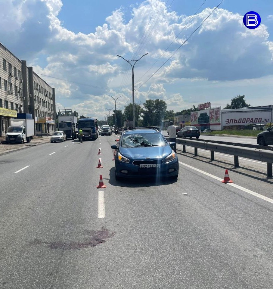 Куда пошли?! Машина сбила пешехода на Бердском шоссе в Новосибирске. Видеозаписью с моментом жёсткого наезда поделилась городская Госавтоинспекция. 55-летний мужчина вместе со спутником постарше решили перейти оживлённую трассу, где им вздумается. Водитель Kia Ceed совсем не думал вдруг увидеть человека в том месте, где его быть в помине не должно. От удара мужчина подлетел вверх ногами, а его обувь взметнулась в небо. Старший спутник сбитого схватился за голову, добежал до места ДТП, увидел лежащего на асфальте и сам рухнул на колени от горя, думая, что тот погиб. Несмотря на сильный удар пострадавший выжил. Его с травмами увезли в больницу. Не только детям надо учить ПДД Вести Новосибирск