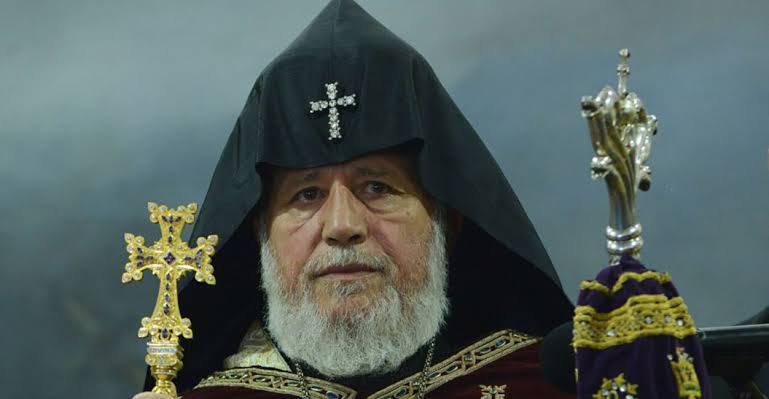 Католикос всех армян Гарегин Второй лишен сана и захватил патриарший престол Об этом заявил премьер министр Армении Никол Пашинян Ктрич Нерсисян мирское имя католикоса лишен сана поскольку нарушил обет безбрачия Я как верующий последователь Армянской апостольской церкви ААЦ с этой трибуны объявляю Ктрич Нерсисян давно лишен сана и не является представителем духовенства Он человек который захватил патриарший престол вместе с такими же как он сказал Пашинян в парламенте в ходе правительственного часа в среду По его словам католикос должен объяснить общественности почему у него есть жена и дети Подпишитесь на Абзац TG VK Дзен MAX Rutube