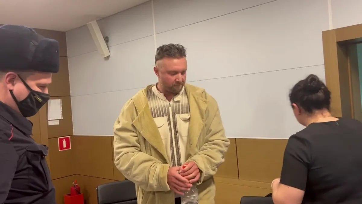 Владельца турфирмы Мен Тревел Андрея Котова посмертно признали виновным по делу об организации путешествий для геев По данным Медиазоны судья Головинского суда Москвы Елена Астахова посмертно признала бизнесмена виновным по делу об участии в экстремистской организации ЛГБТ и организации ее деятельности а также использовании несовершеннолетних для распространения порнографии В связи с его смертью дело прекратили Котова задержали в ноябре прошлого года В начале декабря его обвинили в организации путешествий для сторонников международного движения ЛГБТ По версии следствия в рамках туров также предоставлялись эскорт услуги Котов рассказал что при задержании силовики избивали его и пытали электрошокером В конце декабря заключённого нашли мёртвым в московском СИЗО Водник Он повесился Задонатить через бота Patreon Boosty