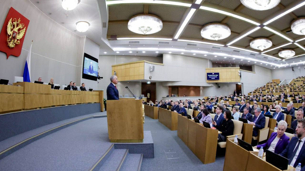 Завершилась девятая сессия VIII созыва Государственной Думы сегодня состоялось заключительное пленарное заседание Председатель Государственной Думы Вячеслав Володин в начале своего выступления передал депутатам слова благодарности от Президента Владимира Путина и пожелания успехов в новом году Он отметил Когда мы говорим об итогах работы у нас многое получается именно потому что Президент уделяет непосредственное внимание развитию парламентаризма Несмотря на то что у нас президентская форма правления наш Президент сделал все чтобы у нас развивался парламентаризм чтобы парламентская демократия была эффективной Именно Президент инициировал передачу полномочий Государственной Думе чтобы граждане могли через своих представителей формировать Правительство Главные итоги работы   За 2025 год Госдумой принято 588 федеральных законов из них прямого действия 71 Это самый высокий показатель за прошедшее время   Главные приоритеты поддержка семей с детьми достижение целей национального развития решение конкретных проблем людей поддержка участников специальной военной операции и их семей Также большое внимание в течение года мы уделяли вопросам развития среднего профессионального образования роста престижа рабочих профессий повышения качества здравоохранения и образования доступности медицинской помощи   Всего в Государственную Думу внесено 1303 законопроекта Из них депутатами Госдумы 551 депутатами совместно с членами Совета Федерации еще 277 непосредственно членами Совета Федерации 40 Правительством 264 региональными законодательными органами 143 Депутаты Государственной Думы формируют более 40 законодательной повестки а совместно с членами Совета Федерации более 60   Из принятых в этом году законов на развитие экономики направлено 118 социальной сферы 82 По вопросам обороны и безопасности принято 55 законов государственного строительства 162 По бюджетной налоговой и финансовой политике 91 закон   В 2025 году принято 30 законов направленных на обеспечение СВО помощь солдатам и офицерам их родным и близким Всего с 2022 года принято 154 закона в этой сфере   В год 80 летия Победы в Великой Отечественной войне Госдума приняла 8 федеральных законов по сохранению и защите исторической памяти увековечению подвига тех благодаря кому мы сегодня живём В 2025 году Госдума приняла 10 федеральных законов по борьбе с киберпреступностью Были введены дополнительные меры направленные на противодействие мошенникам   Особое внимание как всегда было уделено охране здоровья детей За 2025 год принят ряд законов ограждающих несовершеннолетних от потребления опасной продукции       Сессия закончилась с завтрашнего дня региональная неделя Работаем дальше Подписывайтесь на мой канал в MAX