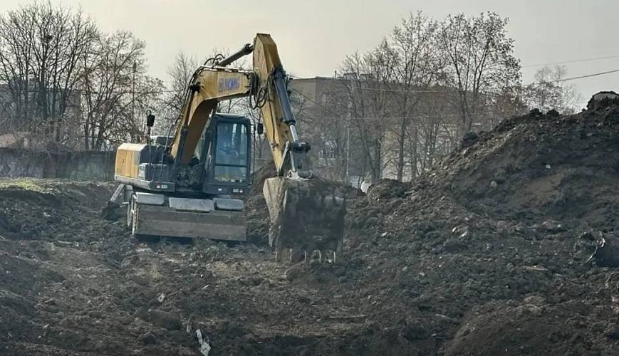 На ремонт канализационного коллектора в поселке ХБК направлено 92 млн рублей В посёлке ХБК возобновили капитальный ремонт аварийного канализационного коллектора На завершение работ на проблемном участке по улице Текстильной из областного бюджета выделено почти 92 млн рублей Уже заменено 165 м коллектора до конца года планируют обновить ещё 484 м Одновременно ведутся работы на других участках на улице Ворошилова заменено 425 м коллектора с переподключением домов в посёлке Майском прочищены 2 6 км канализационных сетей Также продолжается очистка подвальных помещений в многоквартирных домах с откачкой стоков и дезинфекцией Основная цель до конца года полностью устранить затопления подвалов вызванные износом коллектора 1965 года 92 Подпишись на 1Rnd в МАХ Написать в редакция