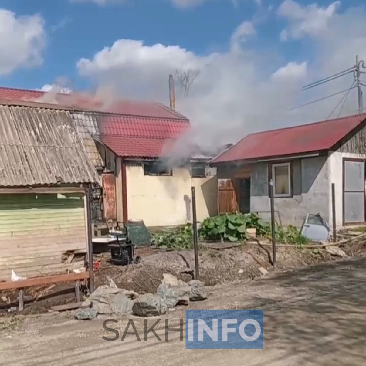В Южно-Сахалинске сгорел двухэтажный дом: огонь охватил 160 квадратов Как стало известно «Сахалин Инфо», возгорание произошло вчера днем, 19 мая, в СНТ «Медик». Сообщение о возгорании на улице Маерчака поступило диспетчеру в 10:16. «Что то бахнуло, после чего дом резко воспламенился. Пока пожарные ехали, дом уже весь пылал», — описывает произошедшее жительница СНТ. В 11:10 пожар локализовали, в 12:48 - ликвидировали. На месте работали 10 специалистов и 3 единицы техники МЧС России. Местные жители предлагают, что возгорание могло произойти из-за высокого напряжения в 270 вольт, на которое они жалуются достаточно долго, но - безрезультатно. От огня никто не пострадал, истинные причины пожара устанавливаются. Источник: Эхо Сахалина
