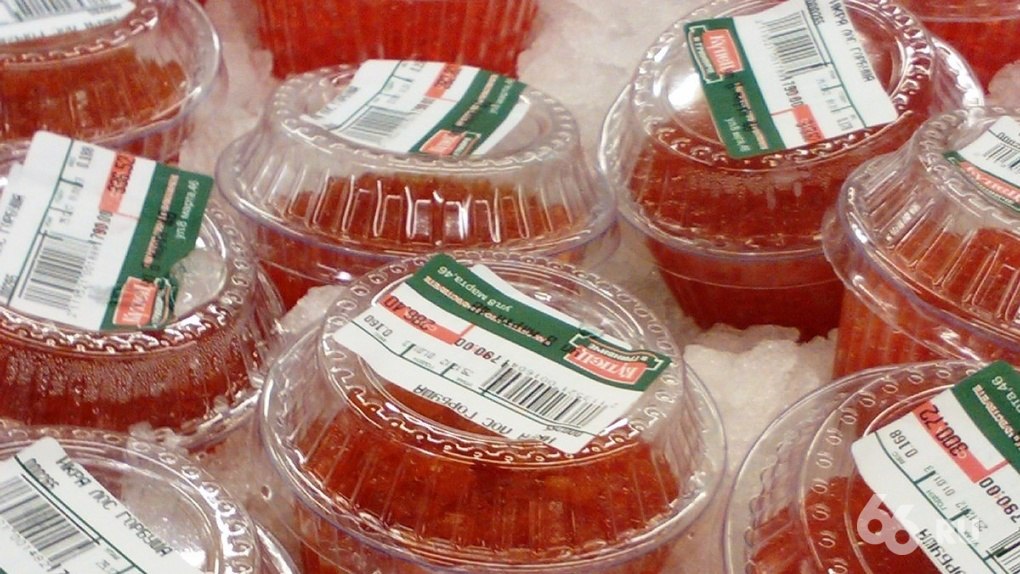 Красная икра за год подорожала на 33 Средняя цена за банку весом 200 г достигла почти 3 тыс рублей При этом есть икру россияне меньше не стали спрос на натуральную вырос на 3 а на имитированную на 18 Подорожание связано с ростом издержек производителей и инфляцией которые нивелировали итоги относительно удачной путины в этом году пояснил Известиям вице президент Рыбной ассоциации Александр Фомин   Новости из Екатеринбурга