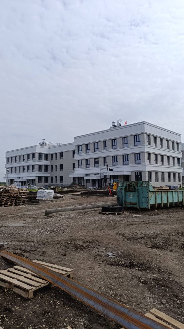 Прокурором Динского района осуществлен выезд на объект строительства здания поликлиники в ст. Новотитаровской на 600 посещений На территории Динского района в ст. Новотитаровской продолжается строительство поликлиники на 600 посещений в смену, в том числе 350 взрослых и 250 детских, возводимой в целях реализации национального проекта «Здравоохранение». Ранее в рамках надзорных мероприятий прокуратурой района выявлено отставание по ряду этапов строительно-монтажных работ на объекте, в связи с чем подрядчику внесено представление, которое рассмотрено и удовлетворено. В ходе выезда прокурором района Игорем Фадеевым совместно с представителями заказчика установлен факт ликвидации отставания. Соблюдение сроков и качества выполненных работ находится на контроле прокуратуры района.