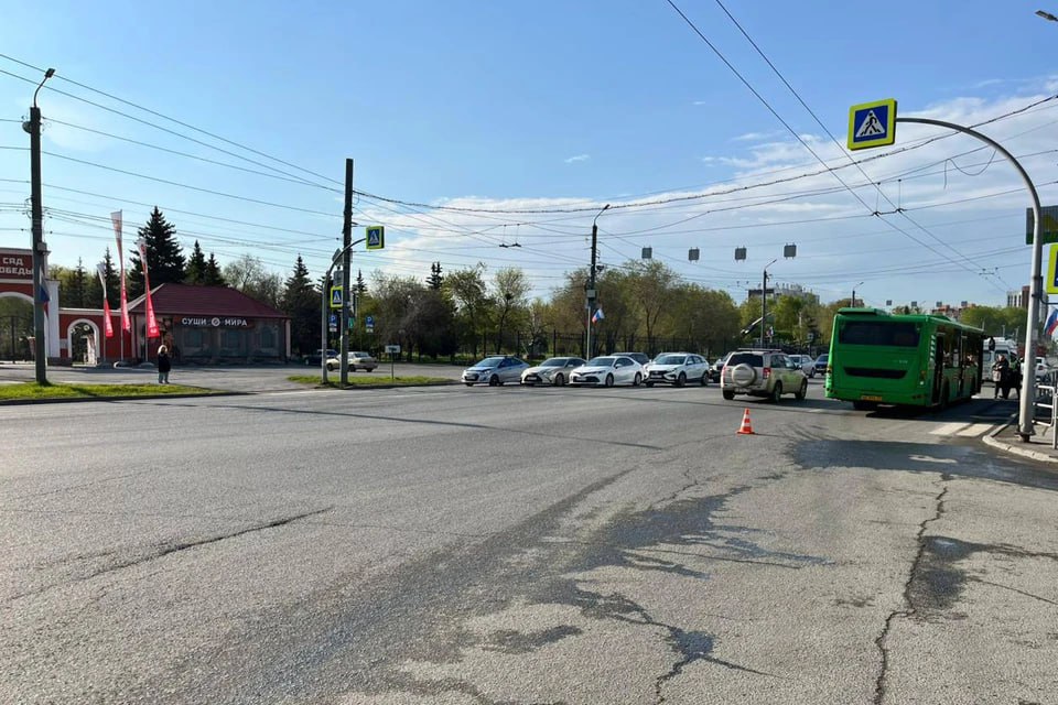 Автобус сбил женщину и девушку-подростка у Сада Победы в Челябинске Возле Сада Победы в Челябинске утром 5 мая случилось ДТП. Автобус сбил двух человек. Как рассказали в Госавтоинспекции Челябинска, за рулем «Лиаза» была 48-летняя женщина. Под колесами оказались горожанки 51 и 16 лет. Обе получили травмы, скорая помощь с места происшествия увезла их в больницу.