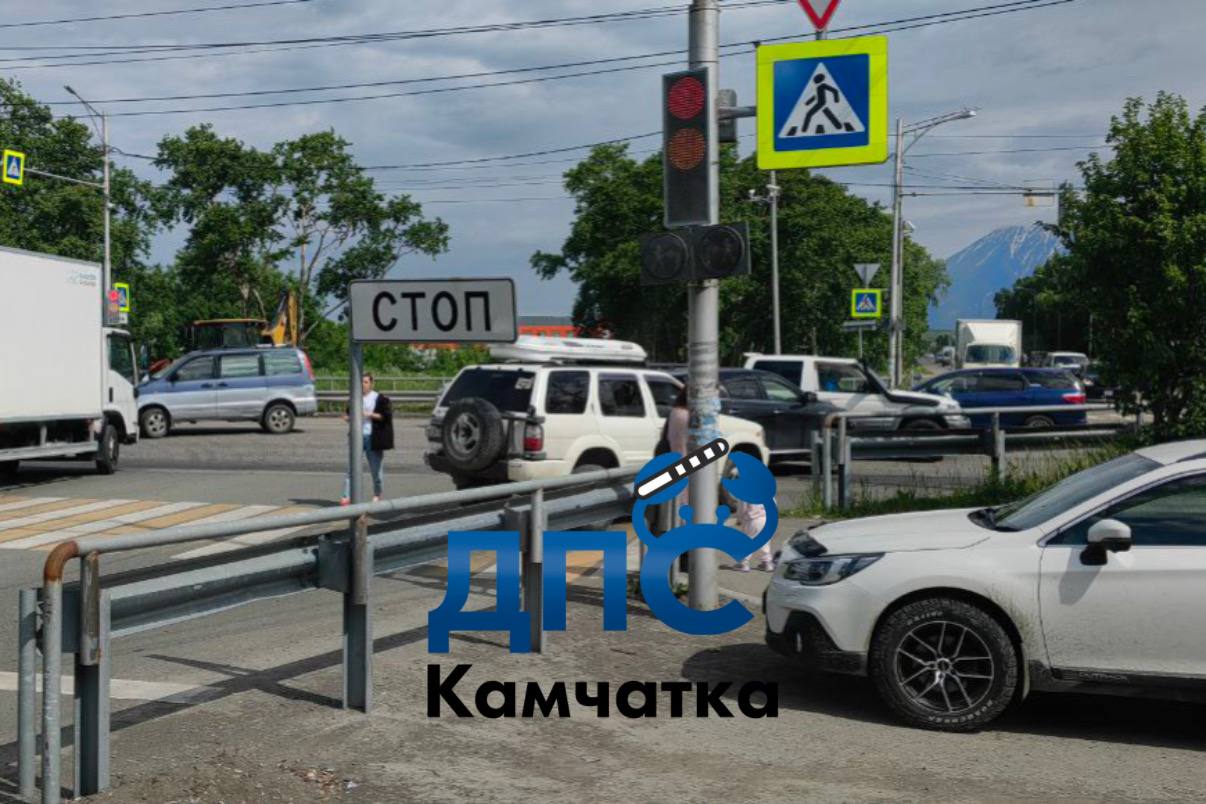 На Авангарде в Петропавловске-Камчатском произошло ДТП По информации от очевидца, в районе Авангарда произошло столкновение двух автомобилей. Как стало известно «ДПС Камчатка», виновницы аварии — девушки-водители — сделали фотографии происшествия и покинули место ДТП, не дожидаясь приезда сотрудников Госавтоинспекции.