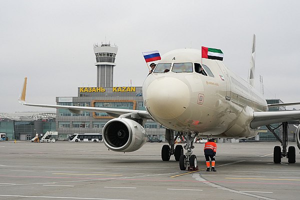 В аэропорту Казани торжественно открыли первый регулярный рейс в Абу Даби 4 декабря новый зарубежный партнер Международного аэропорта Казань имени Габдуллы Тукая национальный авиаперевозчик ОАЭ авиакомпания Etihad Airways соединил воздушной трассой Абу Даби и Казань Об этом сообщает AVIA RU Как рассказали в пресс службе воздушной гавани по сложившейся в казанском аэропорту традиции в зоне регистрации для пассажиров первого рейса был организован настоящий праздник с приглашенными артистами интеллектуальной викториной подарками и угощением Регистрация была открыта торжественной церемонией разрезания ленточки В мероприятии приняли участие Председатель Государственного комитета Республики Татарстан по туризму Сергей Иванов глава представительства Etihad Airways по России и Центральной Азии Наталья Горюнова генеральный директор Международного аэропорта Казань Сергей Романцов а также представители СМИ и блогосферы aviaru net n290532
