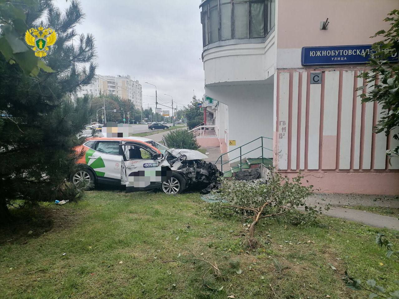 Подросток, который угнал каршеринг в Южном Бутово, получил 2 года в воспитательной колонии  В августе прошлого года юноша без прав и 4 его друга залезли в Nissan Qashqai и поехали кататься. На Южнобутовской парень влетел в дом, в результате погиб один из его приятелей.