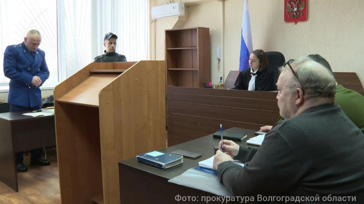 Восьмерых жителей Волгограда осудили за кражу денег со счетов граждан На протяжении четырех лет они подбирали номера в мобильном приложении банка и звонили гражданам под видом работников кредитной организации Клиентам сообщали что накопленные бонусы можно перевести в деньги и просили продиктовать коды из смс и персональные данные Так фигуранты получали доступ к приложению банка потерпевших похищали деньги и брали кредиты По данным прокуратуры у 25 человек похитили более 1 5 миллиона рублей Фигурантов осудили на 3 6 лет в колонии общего режима Подписаться Перейти на сайт MAX