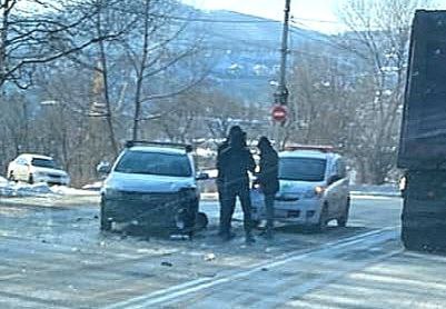 Не успели разъехаться участники первого дтп в районе Тобольской, как неподалеку встретились ещё два авто.   Фото от подписчика