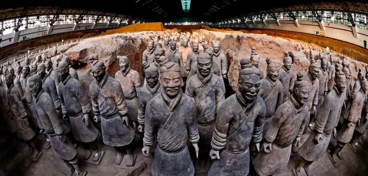 Исторический музей покажет выставку терракотовых воинов из Китая в октябре 2026 года сообщили Ведомости Городу в пресс службе музея В экспозиции также будут представлены более 240 экспонатов среди которых оружие украшения и предметы быта эпохи китайской династии императора Цинь Шихуанди Выставка Терракотовые воины наследие Первого Императора посвящена одному из главных археологических чудес света гробнице императора Цинь Шихуанди Экспонаты отобразят историю создания гробницы ее значение для мировой культуры а также историческую научную и художественную ценность Выставку будут сопровождать лекции экскурсии и мастер классы посвященные древнекитайской истории и искусству сообщили в музее Пресс служба Исторического музея Telegram Max