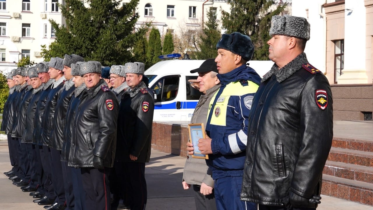 15 новых патрульных автомобилей ДПС заступили на службу на автодороги Тюменской области   Ключи от автомобилей сотрудникам подразделений ДПС вручили губернатор Тюменской области Александр Моор и начальник УМВД России по Тюменской области Александр Смирнов.               Патрульные автомобили поступили в Тюменскую область в рамках национального проекта «Безопасные качественные дороги».              ⏺Патрульные внедорожники приоритетно будут нести службу на федеральных автодорогах Тюменской области.           Обновление автопарка позволяет Госавтоинспекции оставаться самой мобильной службой полиции, выполнять задачи по контролю за дисциплиной на дорогах, противодействию пьяному вождению.