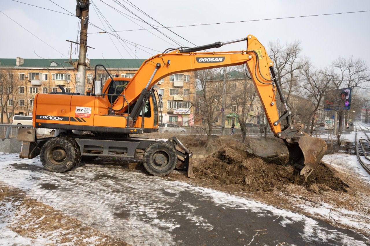 Во Владивостоке готовятся к обследованию подмостовых пространств речки Объяснения. На берегу недалеко от Спортивного рынка экскаватор уже расчищает себе место. Полное обследование должны провести до конца апреля.  Глава Владивостока в своём телегам-канале сообщил, что управление дорог привлекло подрядчика, который обследует подмостовые пространства на речке Объяснения. К работам приступили накануне, завершить их необходимо до конца апреля. Пока на Спортивной расчищают место для установки спецтехники. После полного обследования станет понятно, какие работы и на каких участках нужно провести.