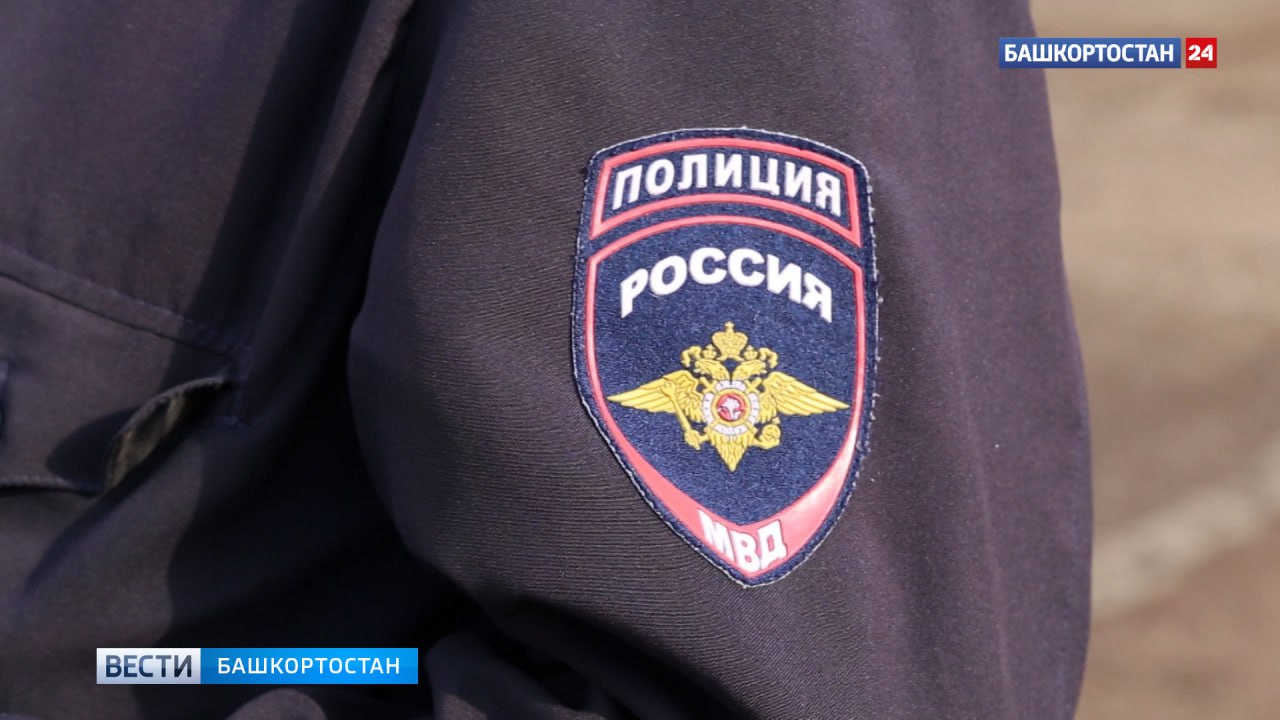 В Башкортостане полиция задержала мужчину за проникновение в квартиру с несовершеннолетним В Салавате ограблен 14-летний подросток. Незнакомец, представившись знакомым матери, вошел в квартиру и украл телевизор, телефон и тысячу рублей. Как рассказали в пресс-службе МВД по РБ, ребенок был дома один, в дверь постучал незнакомый человек. Он представился знакомым матери и вошел в квартиру.Незнакомец взял телевизор, телефон и тысячу рублей, после чего ушел, не при чинив вреда, но сильно напугав школьника. Мать обратилась в полицию. По отпечаткам пальцев и фотороботу подозреваемого его удалось задержать. Им оказался 38-летний местный житель. Было возбуждено уголовное дело по статье «Грабеж». Подписаться Сообщить новости