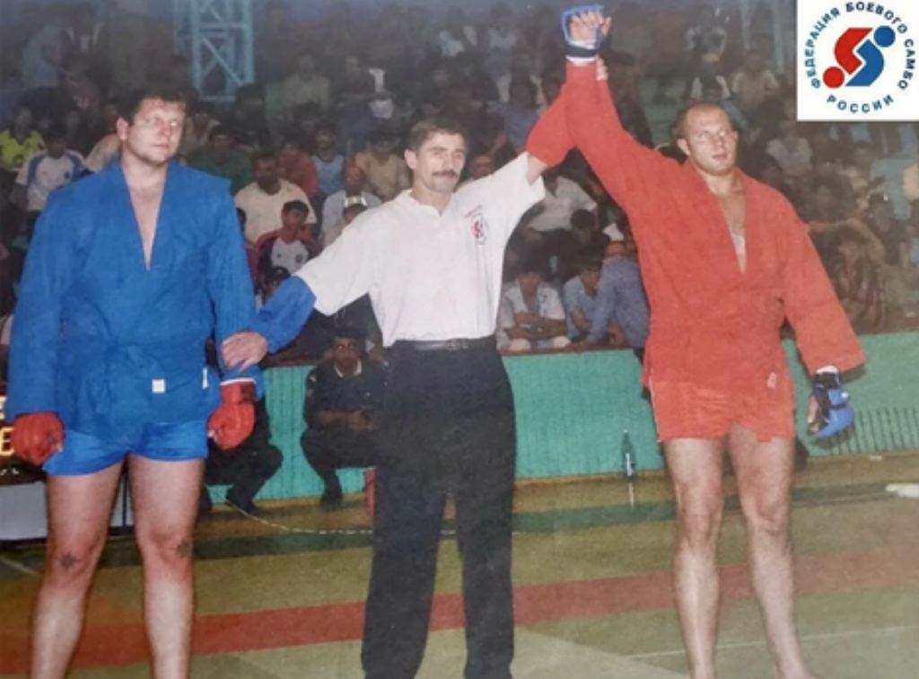 Для кого из чемпионов ММА спортивное и боевое самбо базовые виды Федор Емельяненко чемпион Pride Rings WAMMA в тяжелом весе Олег Тактаров победитель турнира UFC 6 первая звезда боев без правил из России Андрей Орловский чемпион UFC в тяжелом весе Виталий Минаков чемпион Bellator в тяжелом весе Ярослав Амосов чемпион Bellator в полусреднем весе Благой Иванов чемпион WSOF в тяжелом весе Михаил Илюхин победитель первого большого турнира по боям без правил в России IAFC июль 1995 Также с самбо спортивного или боевого начали свой путь Иван Штырков Александр Емельяненко Михаил Мохнаткин Марина Мохнаткина Братья Виктор и Вадим Немковы как и Вячеслав Василевский сначала довольно долгое время занимались дзюдо а уже потом попробовали себя в боевом самбо Денис Гольцов пришел в БС в юношеском возрасте но до этого уже выполнил норматив мастера спорта по боксу Про учеников Абдулманапа Нурмагомедова стоит сказать отдельно Примерно с 2004 го Абдулманап дзюдоист стал культивировать боевое самбо в Дагестане был одним из организаторов открытого чемпионата Дагестана по боевому самбо где выступили братья Емельяненко Все ученики Абдулманапа прошли через турниры по боевому самбо на тренировках тоже боролись в куртках Но при этом есть стойкое ощущение что вся работа была направлена не чтобы самбистов вырастить а чтобы вырастить бойцов ММА что в итоге и получилось И не вспомню чтобы хоть кто то из учеников Абдулманапа участвовал в соревнованиях по спортивному самбо Если взять конкретно Хабиба то его база конечно не самбо а вольная борьба и дзюдо и затем все это он великолепно подстроил под ММА И именно об ММА Хабиб мечтал с детства Допустим если Федор Минаков Илюхин пришли в ММА или от безденежья или вообще случайно как Минаков 4 кратный ЧМ по самбо то Хабиб всегда себя настраивал что станет бойцом звездой UFC ushatayka