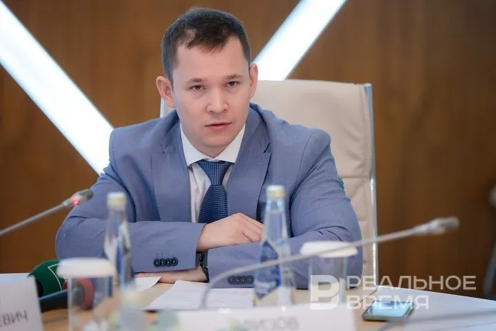 Бывший замглавы УФАС Татарстана пошел под суд по делу на 146 миллионов Алмаз Яфизов вину признал частично дело про него расследовали в региональном управлении ФСБ В Татарстане завершено расследование уголовного дела бывшего замглавы управления федеральной антимонопольной службы Алмаза Яфизова Скоро он предстанет перед судом по обвинению в превышении полномочий путем выдачи незаконных предписаний по процедуре аукционов на право разработки недр обернувшихся упущенной выгодой бюджета в 146 млн рублей отмечают источники Реального времени Несмотря на тяжесть обвинения сейчас Яфизов находится под подпиской о невыезде Из под стражи под домашний арест его освободили еще в 2025 м а на финише следствия и эту меру пресечения продлевать не стали В уголовном деле Яфизова больше 10 томов вчера их получил судья Вахитовского райсуда Казани Динар Хабибуллин Дата первого заседания пока не назначена Подпишитесь на Реальное время в МАХ Telegram Дзен
