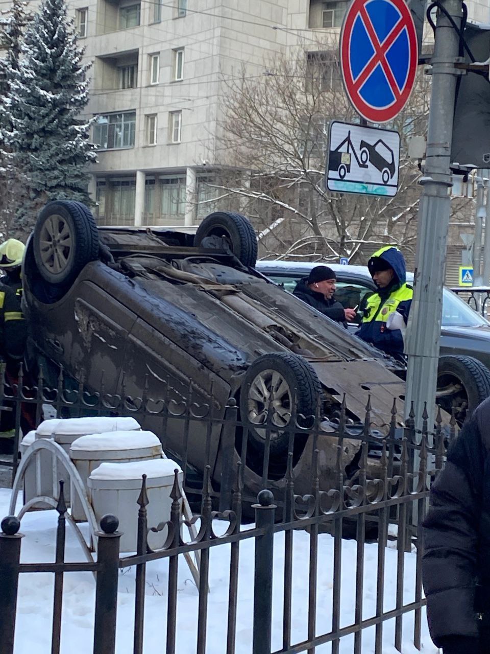 Автомобиль пролетел в считанных сантиметрах от пешеходов в Петербурге  Вот так идешь себе по тротуару в Северной столице, а мимо тебя может... пролететь автомобиль. Именно так случилось на набережной реки Карповки. Здесь в массовом ДТП столкнулись сразу три машины: «Ниссан», «Ауди» и «Джили». В результате «Ниссан» подпрыгнул и совершил полет в воздухе, перевернувшись.  На кадрах видно, как машина чуть не врезается в пешеходов. У людей сегодня – второй день рождения, ибо, к счастью, пешие горожане не пострадали. А виной всему, конечно, спешка. Водитель подъезжал к перекрестку на слишком большой скорости и не смог вовремя затормозить. Чуть помедленнее, люди!  #Питер #Ньюс #ДТП #Полет  Piter News 24 - Подписаться