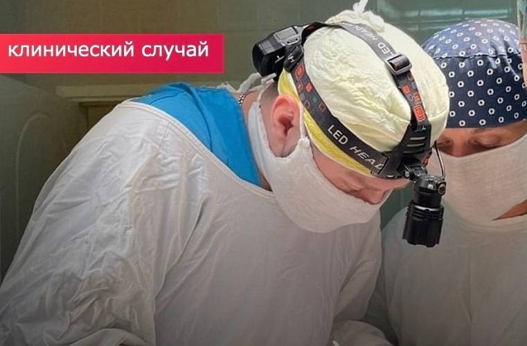 Хирурги Ростова спасли молодого человека после ранения травматическим пистолетом В Ростове на Дону в Городской больнице скорой медицинской помощи врачи успешно провели операцию молодому человеку получившему ранение лица в результате выстрела из травматического пистолета Пуля пробила верхнюю губу разрушила верхнюю челюсть и повредила ротовую полость застряв глубоко рядом с лицевым нервом и крупным венозным сплетением что создавало серьезную опасность Операцию выполнили челюстно лицевой хирург Никита Когутов и нейрохирург Дзерон Хейгетян Хирургическое вмешательство требовало высокой точности специалисты извлекли пулю и восстановили челюсть с помощью пластин шин Функции лица удалось сохранить и сейчас пациент проходит полный курс лечения Благодаря слаженной работе врачей удалось избежать серьезных осложнений и сохранить качество жизни пострадавшего Подпишись на 1Rnd Написать в редакцию
