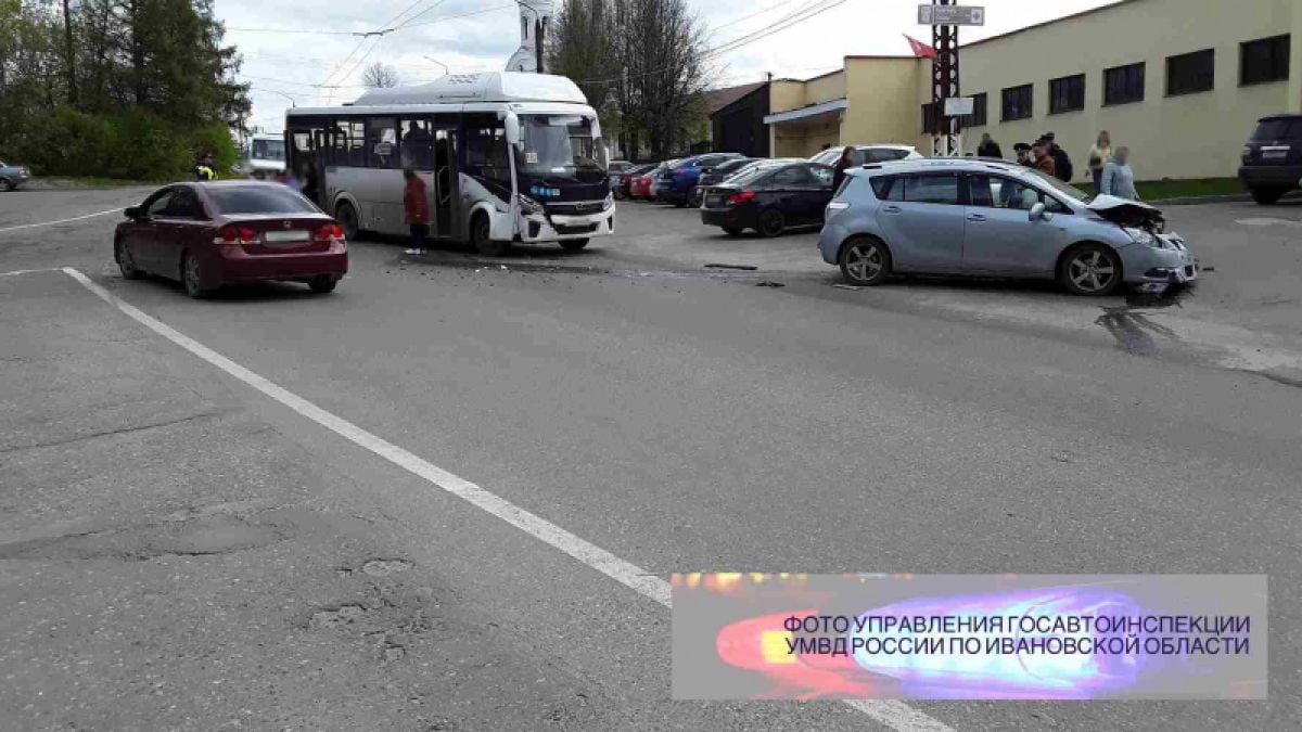 Две 11-летние пассажирки автобуса пострадали в результате ДТП в Ивановском регионе Три человека, в том числе два ребенка пострадали в результате столкновения автомобиля с автобусом в Кохме, на улице Октябрьская. ↗ Прислать новость Подписаться