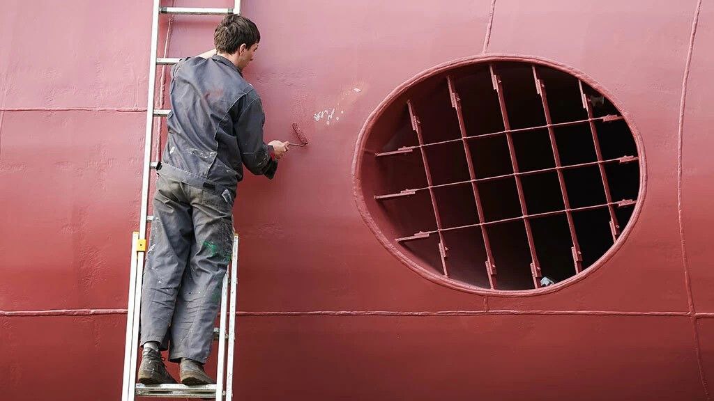 Программу строительства гражданского торгового флота России урезали вдвое из за отсутствия денег Правительство РФ почти вдвое сократило количество сухогрузов проекта RSD59 которые должны быть построены в рамках программы льготного лизинга гражданских судов следует из распоряжения кабмина Согласно документу на который обратили внимание Ведомости в 2023 2028 годах Государственная транспортная лизинговая компания ГТЛК должна передать арендаторам 18 таких сухогрузов класса река море Финансирование проекта оценивается почти в 30 млрд рублей из которых 23 1 млрд планируется привлечь из Фонда национального благосостояния ФНБ а остальное за счет заемных средств Изначально серия судов должна была быть значительно больше Контракт на строительство 34 сухогрузов ГТЛК заключила с Объединенной судостроительной корпорацией ОСК в 2023 году Тогда стоимость одного судна составляла 1 25 млрд рублей сейчас она выросла до 1 67 млрд Планировалось что 10 сухогрузов передадут ГТЛК до конца 2024 года 12 до октября 2025 го и еще 12 до февраля 2027 го Однако сроки были сорваны В 2024 году компания не получила ни одного сухогруза Основной причиной стали финансовые проблемы верфи Красное Сормово фактическая себестоимость строительства превысила контрактные цены что привело к убыткам В итоге сдачу судов перенесли на 2025 2028 годы Восемь из них ГТЛК должна была получить в прошлом году Однако публичных данных о том что это произошло нет Подписаться на PRO transport