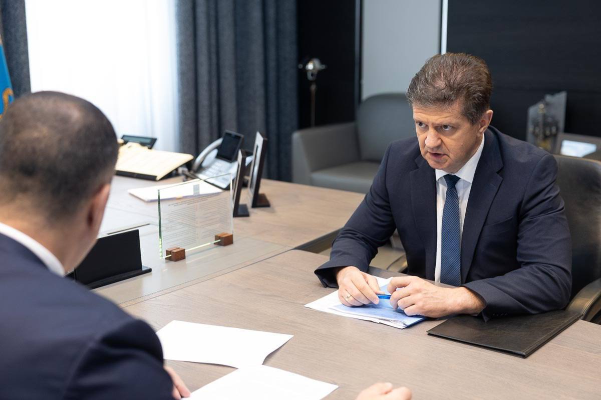 Почти 1 млрд рублей будет направлен в этом году на капремонт многоквартирных домов региона, разработку проектно-сметной документации и стройконтроль. Это обсудили на рабочей встрече с профильным вице-губернатором Игорем ШАТУРНЫМ. На сегодняшний день в 67 многоквартирных домах уже выполнено около 120 видов работ. Плановый ремонт жилого фонда продолжается. Ещё 261 млн – средства нацпроекта «Инфраструктура для жизни» – направили на модернизацию объектов ЖКХ. В Пскове уже ведётся ремонт канализационного коллектора. В Великих Луках начаты процедуры по отбору проектной организации для реконструкции водовода протяжённостью 1,6 км, а в Пушкинский Горах – идёт подготовка к строительству новых сетей водоотведения. Работы по благоустройству завершены на 15 общественных пространствах в планах этого года их 35 и на трёх дворовых территориях всего 5 . В рамках проекта «Формирование комфортной городской среды» на эти цели выделено около 166 млн рублей. Напомню, год назад сами жители выбрали эти объекты с помощью голосования РАБОТАЕМ