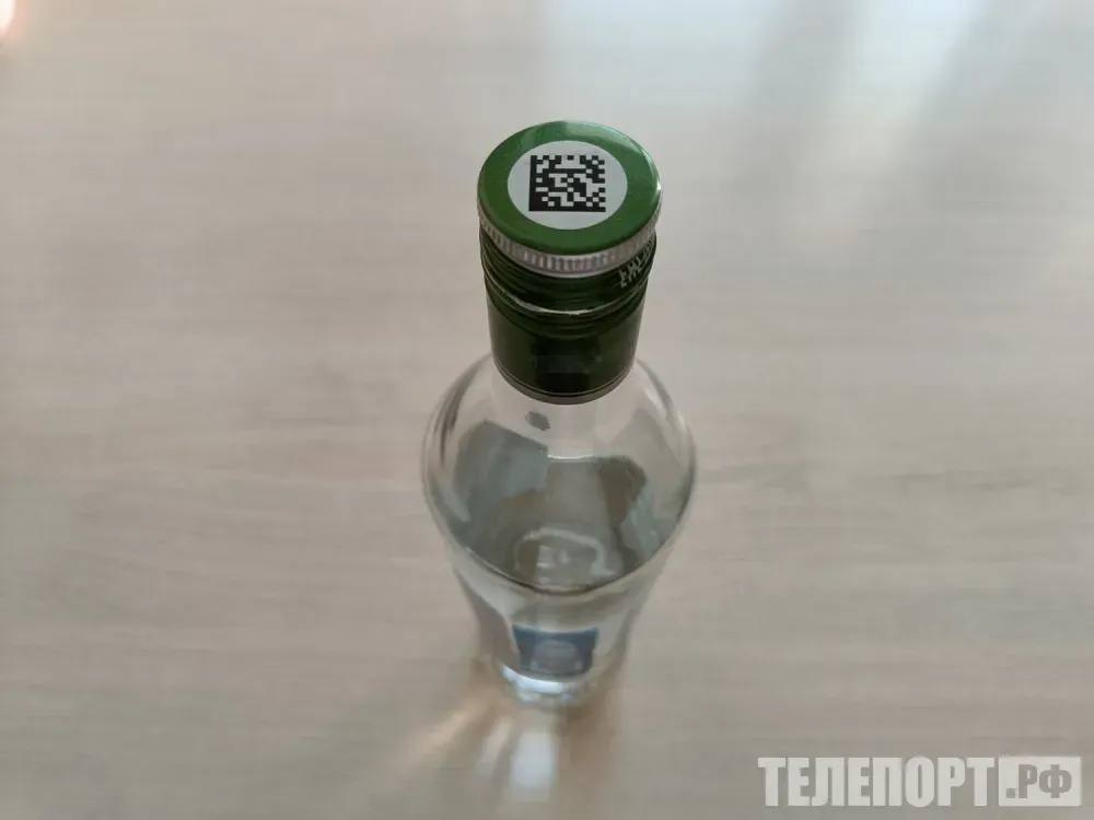 На севере Приамурья станет меньше магазинов продающих алкоголь количество торговых точек сократиться после начала действия закона С 1 сентября 2026 года вступит в силу Закон Амурской области который повлечет за собой значительное сокращение точек продажи алкоголя в городах Закон был инициирован губернатором региона Для города Зеи с 1 октября начнут действовать ограничения требующие чтобы торговые площади по продаже алкогольной продукции и безалкогольных тонизирующих напитков составляли не менее 200 квадратных метров Это приведет к закрытию около 34 от общего количества магазинов включая популярные сетевые алкомаркеты которые не соответствуют новым требованиям Решение о введении ограничений стало ответом на социальный запрос о сокращении количества торговых точек и доступности алкоголя в нашем городе отметил в своем Telegram канале глава Зеи Андрей Бродягин Администрация Зеи со своей стороны обратилась в министерство экономического развития с просьбой установить запрет на продажу алкоголя в многоквартирных домах общежитиях в том числе в пристроенных и встроенных в них помещениях а также в зданиях и строениях имеющих статус объектов культурного наследия По словам Андрея Бродягина в городе постепенно будет уменьшаться количество точек торгующих алкоголем в том числе в многоквартирных домах Фото ТЕЛЕПОРТ РФ ТЕЛЕПОРТ РФ здесь все об Амурской области Мы в МАХ Написать нам