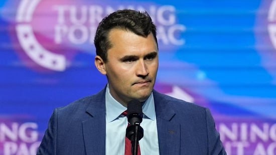 Белый дом включая советника президента США по национальной безопасности Марко Рубио внимательно следит за развитием ситуации после покушения на политика и активиста Чарли Кирка на фото сообщает телеканал Fox News Мне сообщили что люди собрались в Овальном кабинете и внимательно следят за происходящим Конечно же Ситуационная комната также вовлечена сообщила корреспондент телеканала из Белого дома