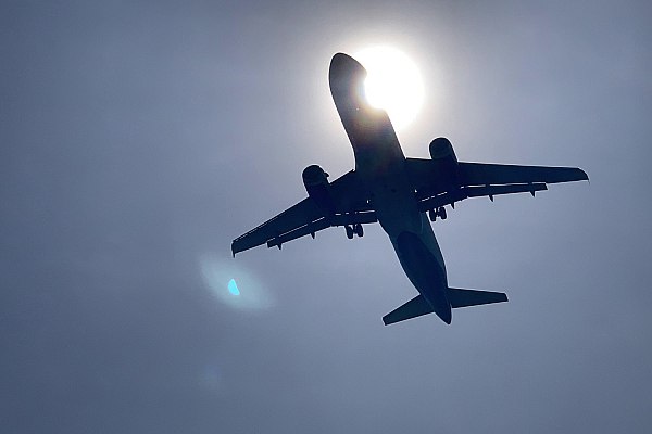 В Госдуму внесли проект об увеличении компенсации авиапассажирам за задержку багажа Группа депутатов фракции Новые люди внесла в Госдуму законопроект который увеличивает размер компенсации пассажирам авиакомпаний за задержку багажа Об этом сообщает ТАСС Изменения предлагается внести в Воздушный кодекс РФ По закону перевозчик уплачивает штраф в размере 100 рублей за каждый час просрочки но не более чем 50 провозной платы если не докажет что просрочка возникла из за обстоятельств не зависящих от него или устранения неисправности воздушного судна угрожающей жизни или здоровью пассажиров Инициативой предложено увеличить размер штрафа до 200 рублей в час В случае принятия закон вступит в силу со дня опубликования aviaru net n292517