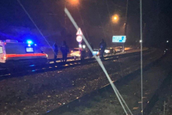 Смерть в наушниках Под Туапсе поезд сбил 18 летнего парня который не услышал последний гудок Трагедия произошла на перегоне Туапсе Греческий Молодой человек шел по путям отключившись от реальности Машинист пассажирского поезда Адлер Симферополь заметил пешехода подал звуковой сигнал и применил экстренное торможение Но парень даже не обернулся из за громкой музыки в наушниках он просто не услышал гудок Остановить многотонную машину мгновенно не удалось От полученных травм юноша скончался на месте еще до приезда врачей Подписаться на kpkuban Читать нас в MAX