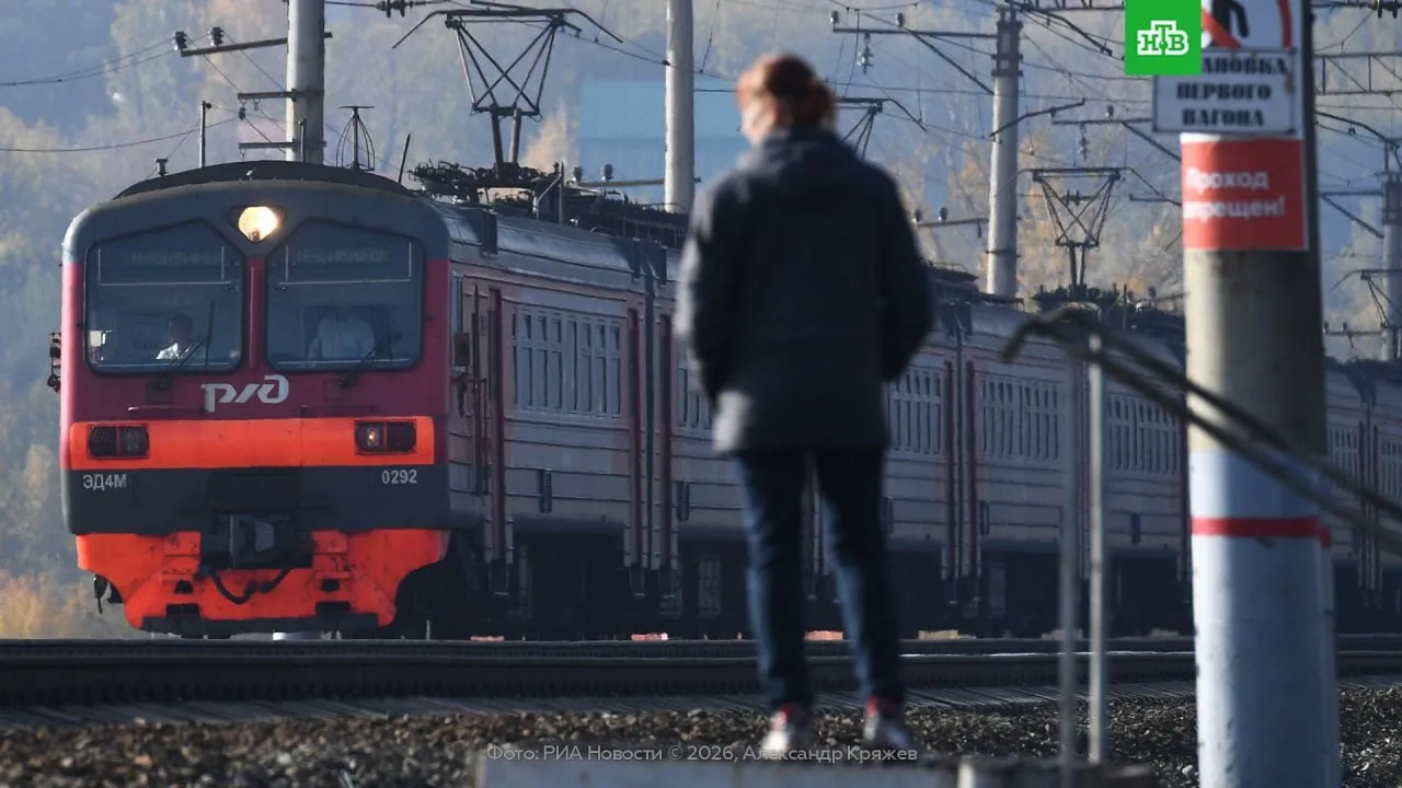 Поезда из в Петербург опаздывают из за повреждения железной дороги в Ростовской области На станции Персиановка обломки БПЛА повредили инфраструктуру С семичасовым опозданием следуют шесть поездов Четыре направляются в Кисловодск Адлер Новороссийск и Владикавказ а два возвращаются в город на Неве Вот подробный список 50 Санкт Петербург Кисловодск 36 Санкт Петербург Адлер 122 Санкт Петербург Новороссийск 252 Санкт Петербург Владикавказ 49 Кисловодск Санкт Петербург 121 Новороссийск Санкт Петербург Более подробную информацию можно узнать в круглосуточном Центре поддержки клиентов РЖД 8 800 775 00 00 Подписаться на НТВ Петербург MAX