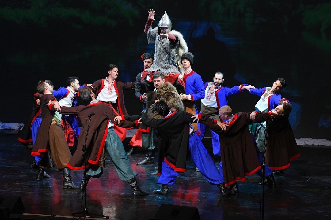 8 ноября отмечают День Сибири Сегодня 8 ноября отмечается День Сибири Официальная дата празднования была установлена в 1881 году указом императора Александра III в ознаменование 300 летия присоединения Сибири к Российскому государству Для празднования выбран день победы отряда Ермака над войском хана Кучума и захвата его столицы города Кашлыка Искера Народы Сибири в этот день присягнули на верность Российской державе Историк Николай Карамзин считал этот момент поворотным в освоении и развитии сибирских территорий Официальный статус праздник сохранял до 1919 года Затем в 2011 году традиция была восстановлена Фото театр оперы и балета