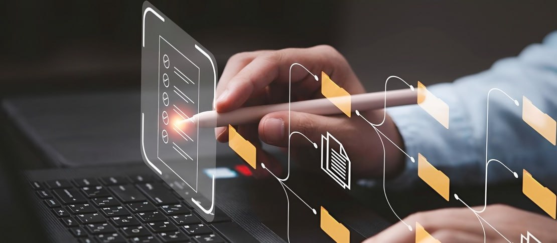 Штрафы за утечку персональных данных Россия на восьмом месте в мире 28 января CYBER MEDIA В 2025 году в мире вынесено 208 штрафов за утечку персональных данных из них на российские компании пришлось шесть максимальная сумма штрафных санкций для отечественного бизнеса 150 тыс рублей Такими подсчетами делятся специалисты экспертно аналитического центра ЭАЦ InfoWatch в своем отчете Штрафы за утечки персональных данных в 2025 году приуроченного к Международному дню защиты персональных данных Примечательно что треть штрафов в мире назначены за случайные нарушения Аналитики обращают внимание что в действительности проблема утечек ПДн гораздо масштабнее и не исключено что количество штрафов будет расти как в России так и в мире В отчете ЭАЦ InfoWatch проанализировал данные о штрафных санкциях за утечки персональных данных которые наложены на компании и госорганы регуляторами по защите данных в разных странах Дела которые закончились предупреждениями в эту выборку не попали Как выяснилось рекордсменами стали страны Европейского Союза именно там было вынесено подавляющее большинство штрафов На первом месте по количеству наказаний Испания регулятор этой страны вынес 48 денежных взысканий организациям которые допустили утечки ПДн На втором месте Румыния 45 штрафов на третьем США 25 штрафов В России по данным ЭАЦ InfoWatch есть информация по шести административным штрафам которые суды назначили по заявлениям Федеральной службы по надзору в сфере связи информационных технологий и массовых коммуникаций Роскомнадзор РКН За нарушения законодательства о персональных данных статья 13 11 КоАП РФ штрафы по 150 тыс рублей назначены РЖД и Почте России общества с ограниченной ответственностью Изумруд и Медквадрат наказаны штрафами в размере 75 тыс рублей По 60 тыс рублей составили суммы штрафов выписанные коллекторской компании Интер Прайм и микрофинансовой организации К В сравнении с мировыми показателями штрафы в России весьма скромные констатируют авторы отчета Средний размер штрафа за утечку персональных данных в мире составил около 4 26 млн Правда стоит учитывать что большая часть этой суммы пришлась на крупнейший за всю историю практики регламента GDPR штраф европейскому подразделению компании TikTok 530 млн евро примерно 620 млн Без учета этого наказания средняя сумма штрафа в мире в 2025 году составила 1 16 млн Авторы отчета напоминают что 30 мая прошлого года вступил в силу закон об оборотных штрафах и даже точечное его применение может серьезно повлиять на операторов персональных данных В 2024 2025 годах большой ряд государств включая Россию утвердили новые законы значительно ужесточающие ответственность за утечки персональных данных Правоприменительная практика в этом направлении будет развиваться а значит уже в ближайшее время количество штрафов может существенно возрасти указывают авторы отчета