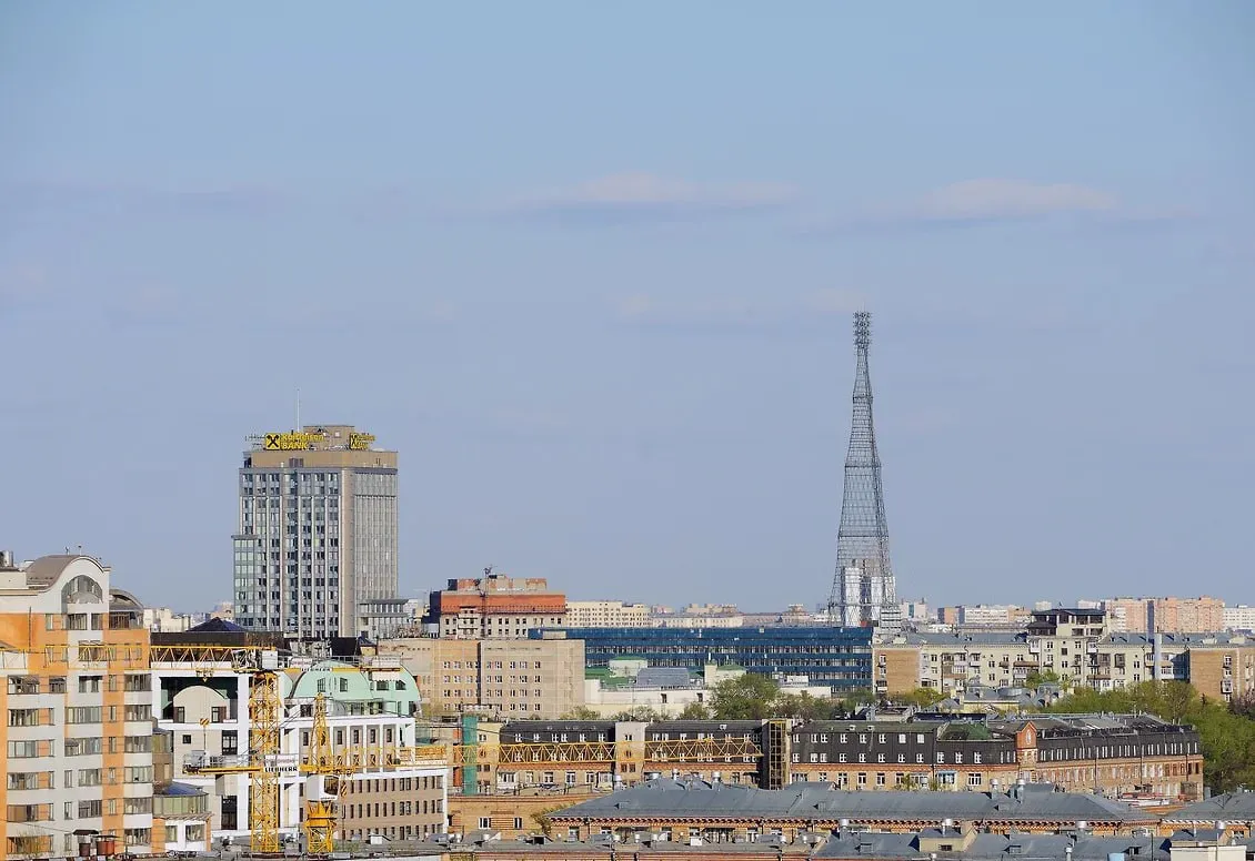 Проект по реставрации Шуховской башни в Москве получил положительное заключение Главгосэкспертизы Речь идет о первом капитальном ремонте гиперболоидной вышки с момента ее постройки в 1922 году Уже известно что планируется демонтировать некоторые секции башни восстановить их и затем заново собрать Проект предусматривает также замену части металлических конструкций на новые что вызывает опасение у опрошенных Ъ экспертов Они считают что башня может утратить статус объекта культурного наследия федерального значения При этом затягивать с ремонтом нельзя так как конструкция давно находится в плачевном состоянии Роман Вуколов Коммерсантъ Подписывайтесь на Ъ в Telegram в MAX Оставляйте бусты