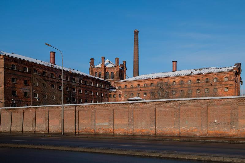 Крестам после превращения в общественное пространство сохранят историческое название сообщила пресс служба группы компаний КВС В открытом голосовании приняли участие 12 тысяч горожан Вариант Кресты стал абсолютным лидером за него проголосовало 8 730 человек что составляет 71 всех участников Остальные названия получили значительно меньшее количество голосов Напомним среди прочих вариантов фигурировали Питерский централ 18 92 XX Иксы Белые ночи и некоторые другие Группа компаний КВС планирует превратить бывший следственный изолятор Кресты в современный центр культурной жизни сохранив его исторический облик В бывшей тюрьме собираются открыть музеи гостиницы галереи Сергей Ермохин ДП Подписаться на ДП в Telegram MAX