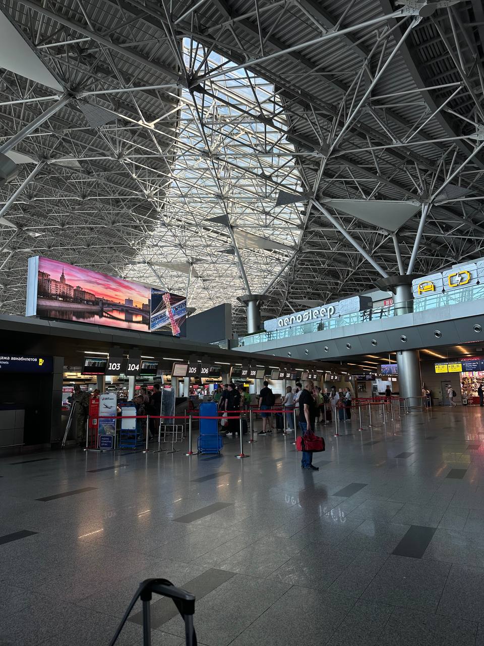 Правила возврата авиабилетов при задержках рейсов изменят в России с 1 марта Изменения в правила авиаперевозок пассажиров вступают в силу России с 1 марта они расширяют возможности для вынужденного возврата билетов а также фиксируют сроки обслуживания при задержках рейсов Расширены основания для признания отказа от перевозки вынужденным добавлены непредоставление пассажиру обслуживания по классу указанному в билете неправильное оформление билета перевозчиком или уполномоченным агентом говорится в сообщении Подробнее читайте по ссылке Фото Валерия Степанова Якутия 24 yk24 ru в MAX Telegram ВК VK Видео