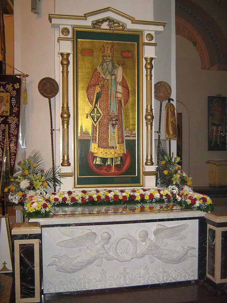 12 ноября 1998 года по благословению Святейшего Патриарха Алексия II при участии Архиепископа Ярославского и Ростовского Михея Хархарова произошло обретение мощей митрополита Агафангела Могила святителя находилась в склепе устроенном в подклете храма на 1 5 метра ниже уровня земли Грунтовые воды заполнявшие могилу на глубине 1 1 метра уничтожили почти полностью гроб облачение евангелие и даже панагию но сохранили в целостности костные останки После обретения мощи были с молитвой положены близ алтаря у левой стены Леонтьевской церкви где Ярославским архиереем была отслужена первая панихида В 2000 году Юбилейным Архиерейским Собором Русской Православной Церкви святитель Агафангел был причислен к лику новомучеников и исповедников Российских для общецерковного почитания 3 ноября 2000 года мощи по благословению Святейшего Патриарха были определены в Казанский женский монастырь города Ярославля В 2009 году по благословению архиепископа Ярославского и Ростовского Кирилла Наконечного для мощей была устроена беломраморная рака