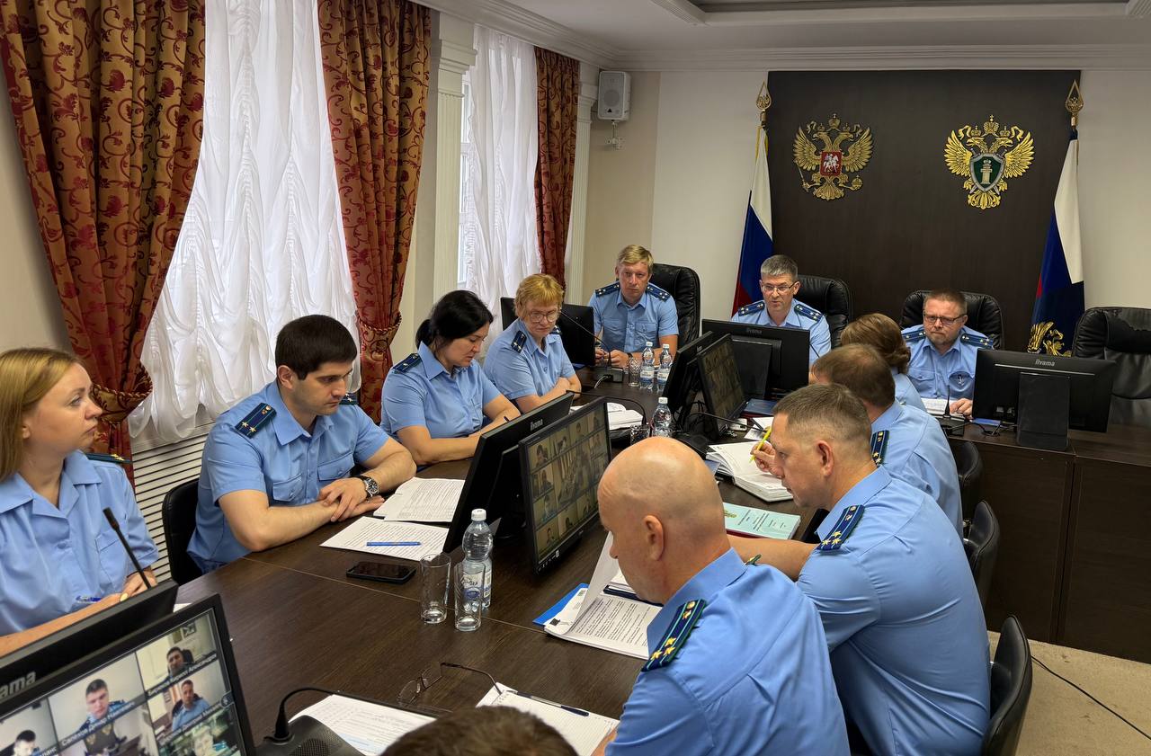 В Приволжской транспортной прокуратуре состоялось заседание коллегии по итогам работы в первом полугодии 2025 года   Сегодня, 05 августа 2025 года, в Нижнем Новгороде состоялось заседание коллегии Приволжской транспортной прокуратуры, на котором подведены итоги работы в первом полугодии 2025 года и определены задачи по укреплению законности и правопорядка.   На заседании коллегии Приволжский транспортный прокурор Максим Суров отметил, что работа прокуратуры способствовала укреплению законности и правопорядка, обеспечению защиты прав и свобод человека и гражданина, интересов общества и государства.    Подробности можно узнать на нашем сайте.  #коллегия