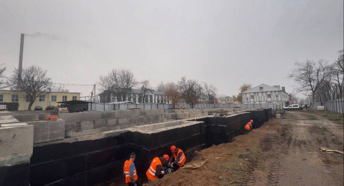 Ямал возводит еще один многоквартирный дом в подшефной Волновахе Сейчас строители монтируют фундаментные блоки наружную гидроизоляцию подземной части здания В доме будут проживать 18 семей Квартиры сдадут с чистовой отделкой В каждой поклеят обои положат линолеум натянут потолки кухни оборудуют электроплитой ванные комнаты оснастят сантехникой Фото Анна Лысикова Ямал Медиа Новости Ямала Поддержать нас бустом