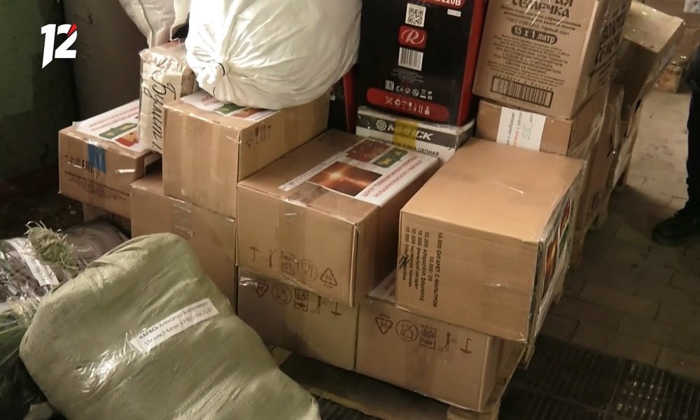 По поручению Виталия Хоценко в Белгородскую область направлены генераторы для приграничных территорий Глава Белгородской области Вячеслав Гладков рассказал что поступившие из Омского региона генераторы начали устанавливать в приграничных муниципалитетах в том числе на котельных обеспечивающих теплом жилые дома Ранее из Омской области в Белгородскую отправляли гуманитарные грузы и транспорт В омском регионе продолжается сбор помощи стройматериалов медикаментов Омичи не остаются в стороне Мы поддерживаем тех кто живёт и работает в тяжёлых условиях под обстрелами Это наш общий долг помогать людям и укреплять тыл сообщил губернатор Омской области Виталий Хоценко